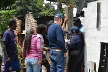 Se entregaron ayudas humanitarias a damnificados del sector Villa Uribe, Comuna 13
