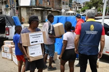 Se entregaron ayudas humanitarias a damnificados del sector Villa Uribe, Comuna 13