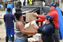 Se entregaron ayudas humanitarias a damnificados del sector Villa Uribe, Comuna 13