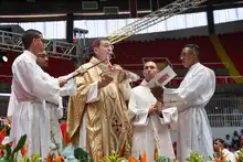 Monseñor Luis Fernando Rodríguez recibió el palio arzobispal en Asamblea Sinodal