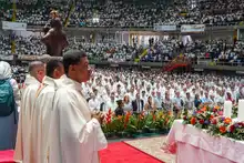 Monseñor Luis Fernando Rodríguez recibió el palio arzobispal en Asamblea Sinodal