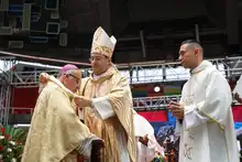 Monseñor Luis Fernando Rodríguez recibió el palio arzobispal en Asamblea Sinodal