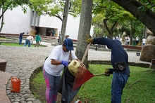 Unidad de Bienes y Servicios se puso la camiseta para embellecer el Parque Central Río Cali