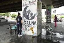 El puente de La Luna se pinta de color esperanza