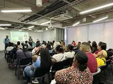 Vendedores informales se capacitan para participar en ‘Alumbrado Navideño’