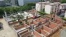 Con grúas especializadas se instalan las columnas metálicas del IPC El Lido