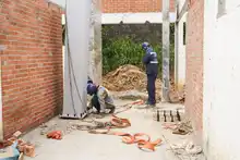 Con grúas especializadas se instalan las columnas metálicas del IPC El Lido