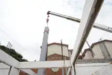 Con grúas especializadas se instalan las columnas metálicas del IPC El Lido