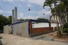 Con grúas especializadas se instalan las columnas metálicas del IPC El Lido