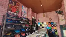 Turistas llegan a ‘Melassa’, un nuevo lugar que rinde tributo a la historia de los LP’s en Cali