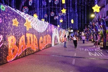 En familia y amigos, ciudadanos madrugan a disfrutar el alumbrado navideño de Cali