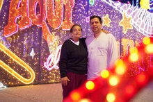 En familia y amigos, ciudadanos madrugan a disfrutar el alumbrado navideño de Cali