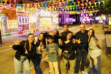 En familia y amigos, ciudadanos madrugan a disfrutar el alumbrado navideño de Cali