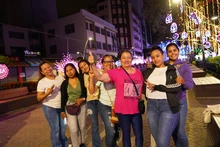 En familia y amigos, ciudadanos madrugan a disfrutar el alumbrado navideño de Cali