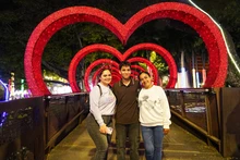 En familia y amigos, ciudadanos madrugan a disfrutar el alumbrado navideño de Cali