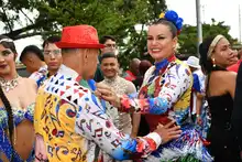Brillo, color y elegancia, el atuendo que vistieron los bailarines del ‘Salsódromo Cali 2023’