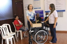 Se entregaron sillas de ruedas en la comuna 13