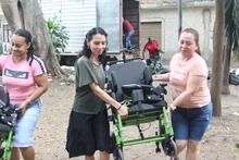 Se entregaron sillas de ruedas en la comuna 13