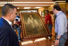 Retrato del prócer Joaquín de Cayzedo y Cuero fue entregado al alcalde Alejandro Eder por el Concejo de Cali