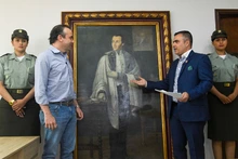 Retrato del prócer Joaquín de Cayzedo y Cuero fue entregado al alcalde Alejandro Eder por el Concejo de Cali