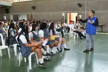 Secretaría de Vivienda se une a la campaña ‘Manos Rojas’ por la  protección de la niñez en el colegio Llano Verde