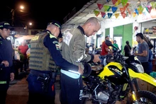 Alcaldía de Santiago de Cali y Policía Metropolitana lideran operativo contra la extorsión y el hurto en la galería de Santa Elena