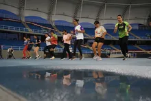 La pista atlética del estadio Pascual Guerrero también se puso en servicio en horario nocturno