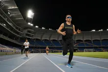 La pista atlética del estadio Pascual Guerrero también se puso en servicio en horario nocturno