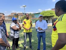Vecinos del barrio El Retiro lideraron jornada para el mejoramiento de la  cancha del fútbol del sector
