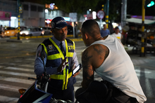 Agente de tránsito habla con un ciudadano