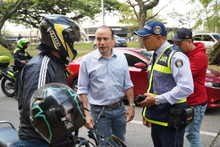 El Alcalde habla con un motociclista