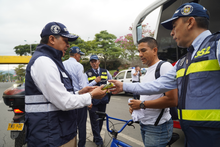 Secretario de Movilidad entrega cintas reflectivas a ciclistas
