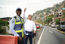Secretario de Movilidad junto a un agente de tránsito