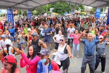 En compañía del alcalde de Cali, Alejandro Eder, los usuarios de la Ciclovida disfrutaron del Día Mundial de la Risa