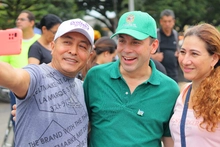 En compañía del alcalde de Cali, Alejandro Eder, los usuarios de la Ciclovida disfrutaron del Día Mundial de la Risa