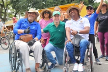 En compañía del alcalde de Cali, Alejandro Eder, los usuarios de la Ciclovida disfrutaron del Día Mundial de la Risa
