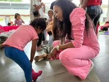 Pasos de Alegría: la Subsecretaría de Atención a la Primera Infancia acompañó a la Gestora Social de Cali en una donación de zapatos a niños y niñas de la Comuna 20
