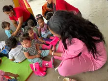 Pasos de Alegría: la Subsecretaría de Atención a la Primera Infancia acompañó a la Gestora Social de Cali en una donación de zapatos a niños y niñas de la Comuna 20
