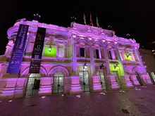 En homenaje a las madres, se iluminan de rosa siete lugares emblemáticos de Cali 
