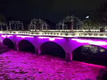En homenaje a las madres, se iluminan de rosa siete lugares emblemáticos de Cali 