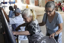 En Cali 14.000 personas mayores de 80 años ya empezaron a recibir el incremento de Colombia Mayor