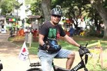 Herney Bustos y su ‘caballito de acero’. Todo un monumento a la salsa.