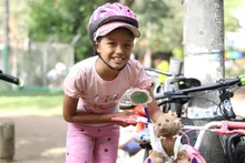 Valery Romero y su mascota de peluche ‘Flower’ se dieron su ‘rodadita’ durante la celebración del Día Mundial de la Bicicleta en la Ciclovida de Cali.