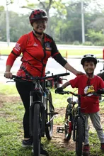 Tiago y su mamá, Alicia López se gozaron del Ciclo Paseo Sur, desde la estación Ingenio hasta estación Panamericana