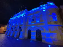 El azul brillará en nueve hitos ornamentales de Santiago de Cali para celebrar el Día del Padre