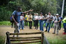 Secretaria de Turismo de Cali recorrió comuna 1 con habitantes y guías turísticos para impulsar ruta del Ecoparque de la Vida