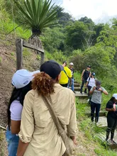 Secretaria de Turismo de Cali recorrió comuna 1 con habitantes y guías turísticos para impulsar ruta del Ecoparque de la Vida