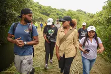 Secretaria de Turismo de Cali recorrió comuna 1 con habitantes y guías turísticos para impulsar ruta del Ecoparque de la Vida