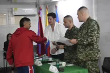 Víctimas del conflicto armado reciben sus libretas militares en Cali de manera gratuita