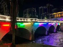 Cinco hitos ornamentales de Cali brillan con los colores del arco iris para celebrar el ‘Día Mundial del Orgullo LGTBIQ+’